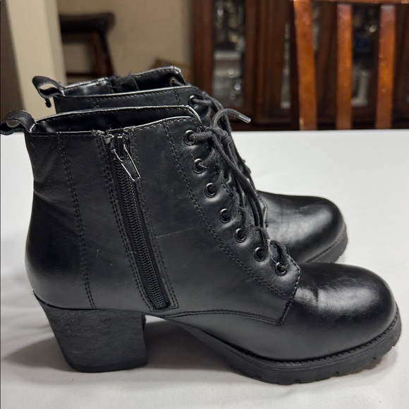 Women’s Like New Soda black faux leather lace up bootie. Size 8 1/2 - Picture 5 of 8
